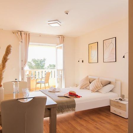 Hotel Villa Dzamonja Бол Екстериор снимка