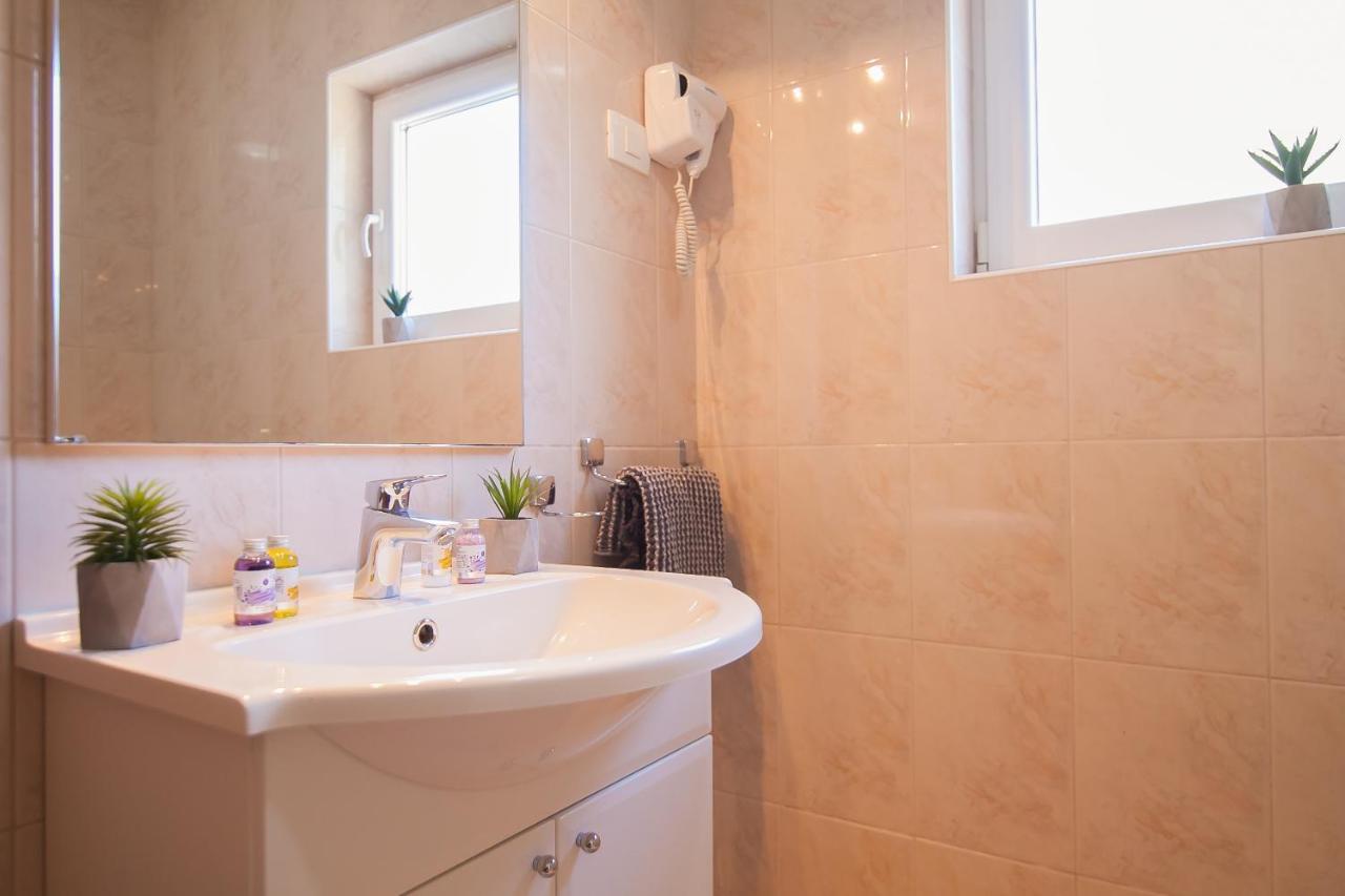 Hotel Villa Dzamonja Бол Екстериор снимка