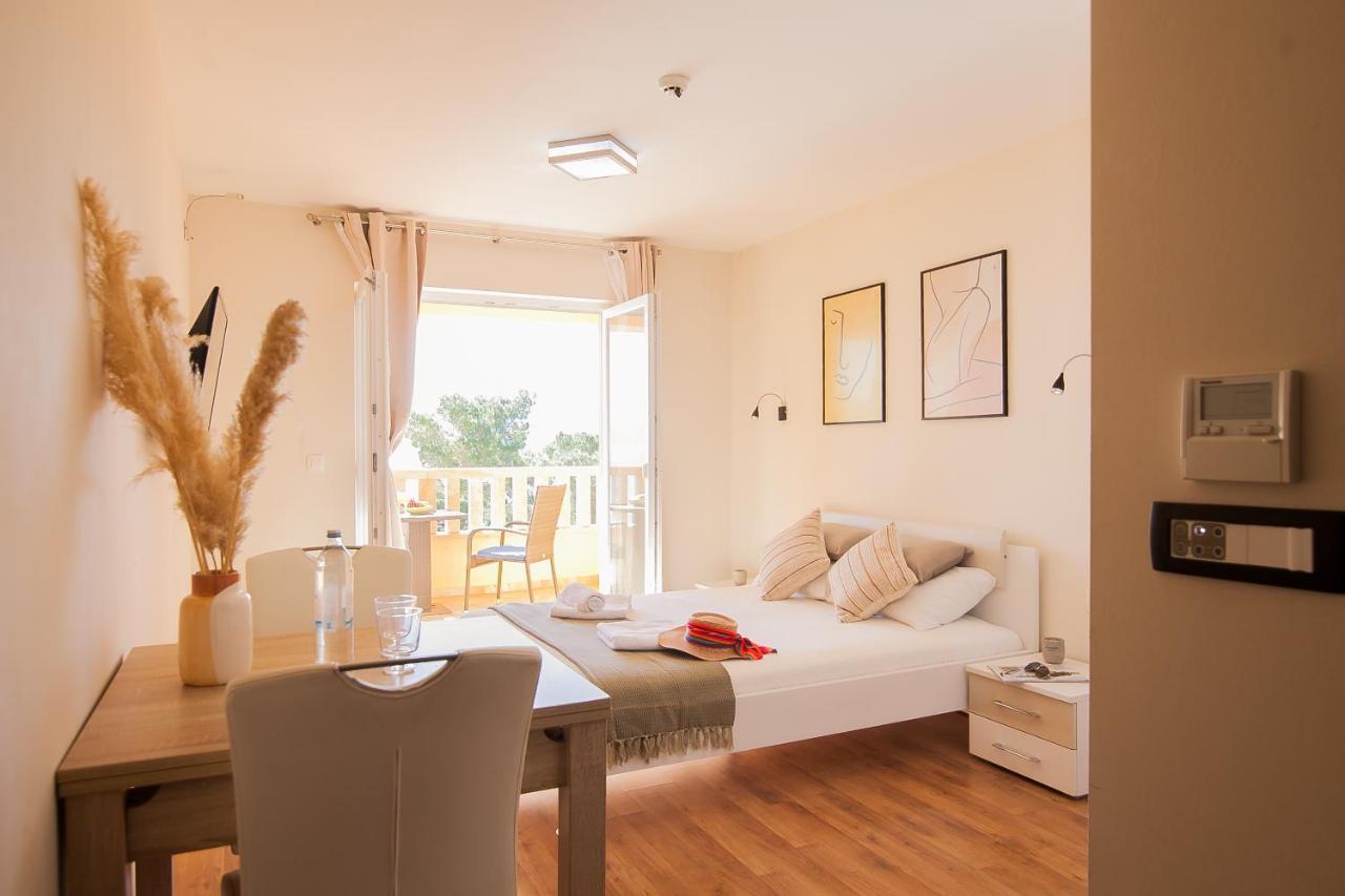 Hotel Villa Dzamonja Бол Екстериор снимка