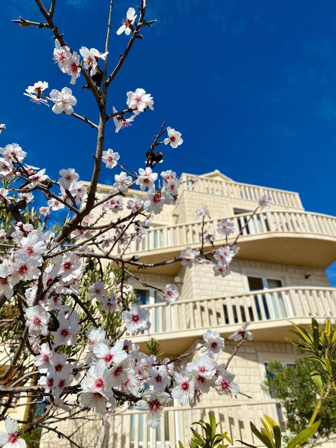 Hotel Villa Dzamonja Бол Екстериор снимка